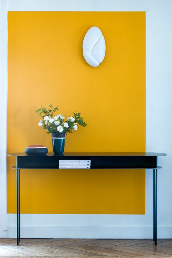 peinture acrylique mur, peinture jaune au mur et console noire