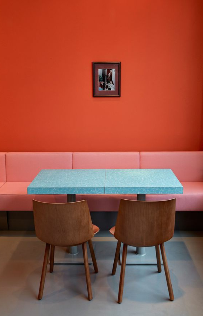 peinture acrylique mur, table à manger bleue 