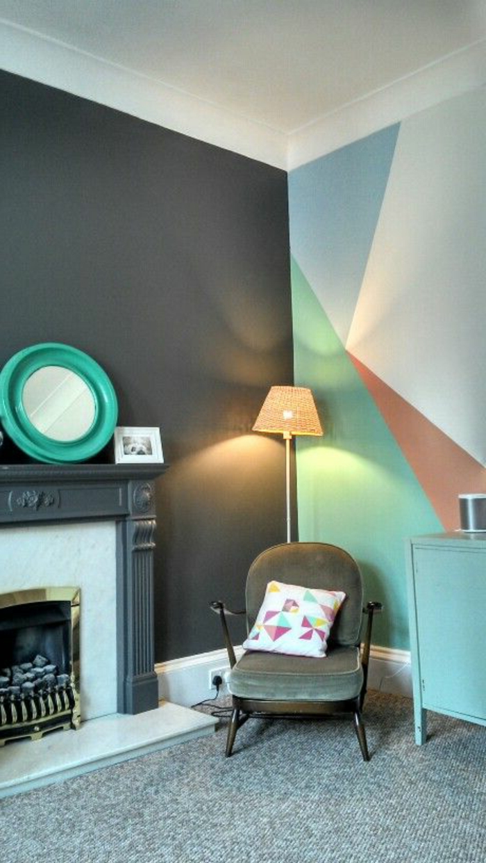 peinture acrylique mur, chaise grise, miroir rond vert et cheminée décorative 