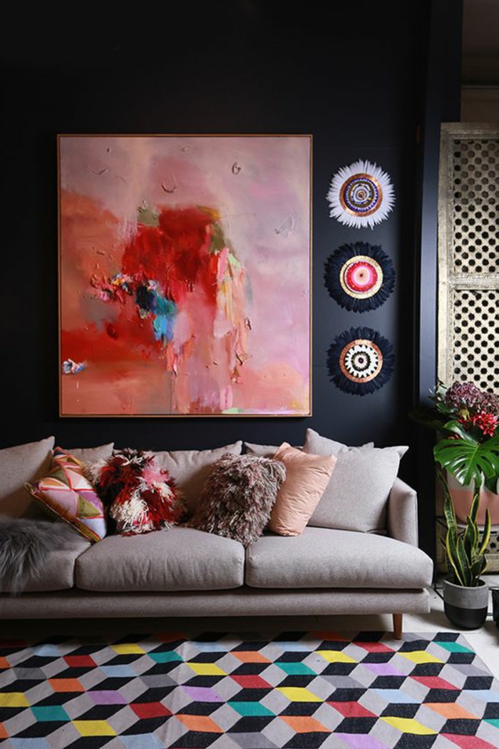 peinture acrylique mur, tableau artistique rose, sofa gris, tapis géométrique