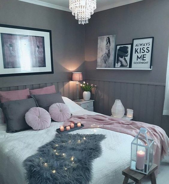 couleur mur gris, coussins de lit gris et rose, parure de lit blanche, rose et grise, deco murale, lustre élégant, chambre rose et gris