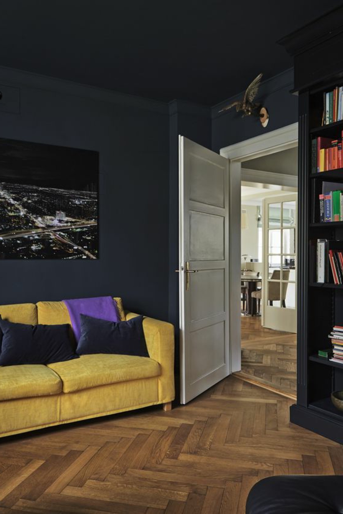 peinture acrylique mur, couleur de mur sombre, sofa jaune et coussins bleues