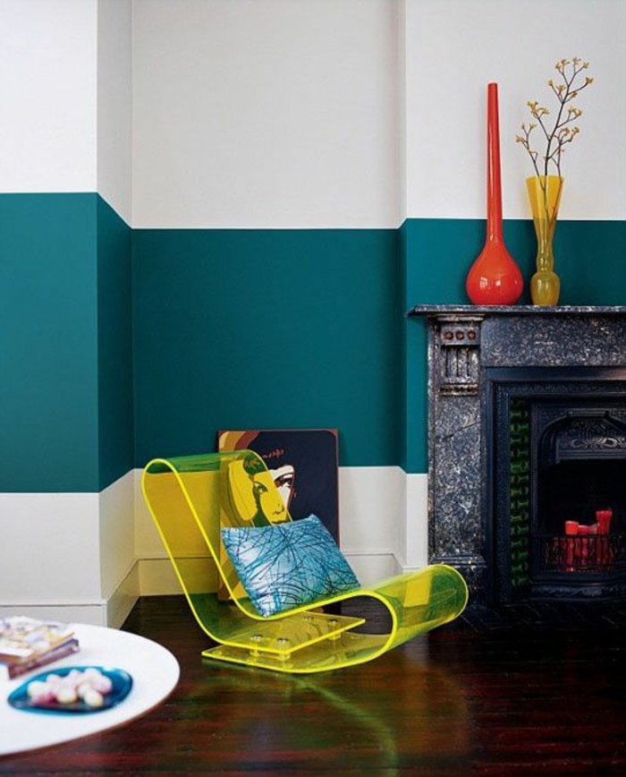 peinture mur salon, mur en deux couleurs et chaise moderne, cheminée décorative 