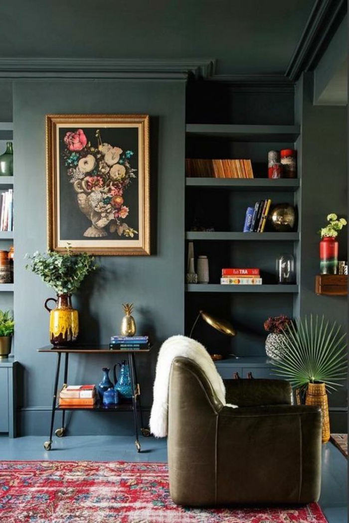 peinture acrylique mur, salon gris avec tableau de vase avec des fleurs 