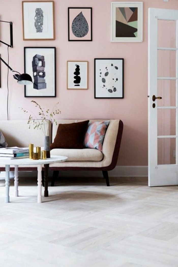 peinture mur salon rose, sofa unique, table blanche ovale, porte vitrée 