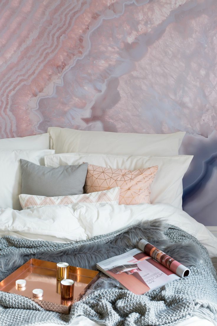peinture murale rose, gris, lilas, plateau de service en cuivre, coussin rose, linge de lit blanc et gris, peinture chambre adulte