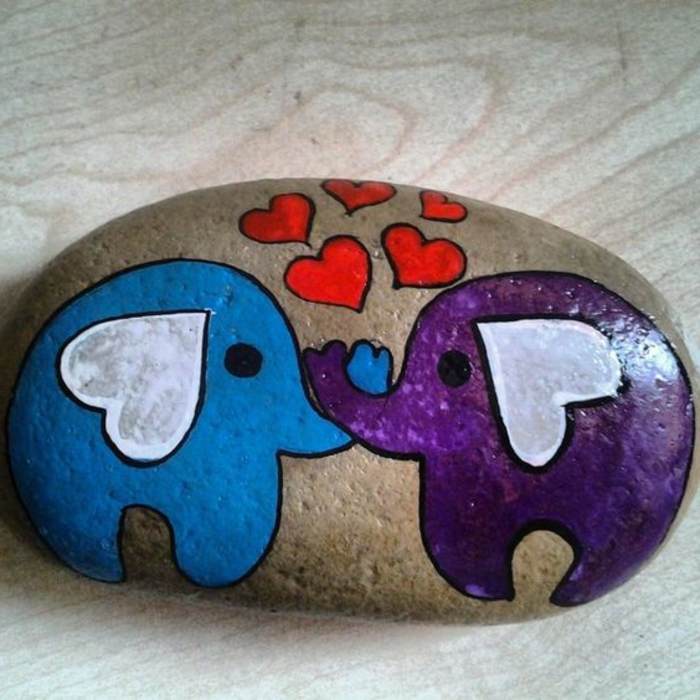 peinture sur galet, éléphants amoureux dessinés sur une pierre