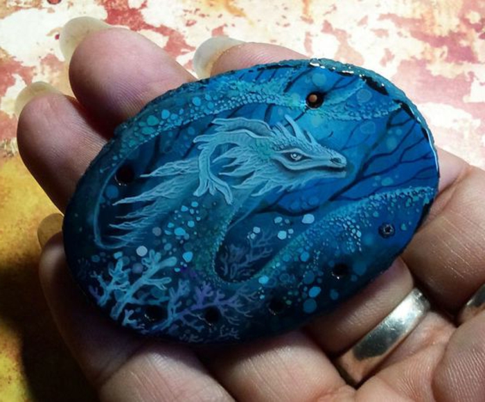peinture sur galet, dragon bleun une décoration mythique 