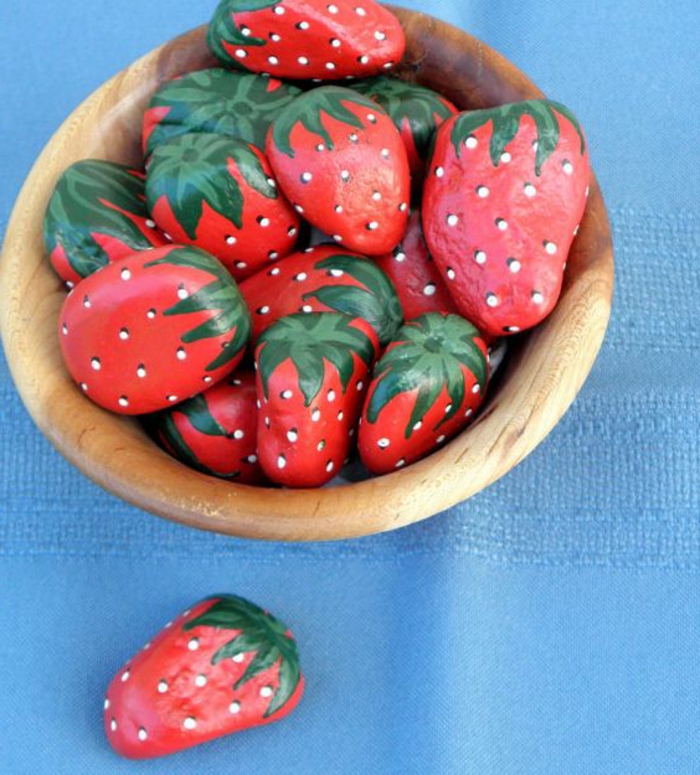 peindre des galets, fraises trompe l'oeil dans un bol