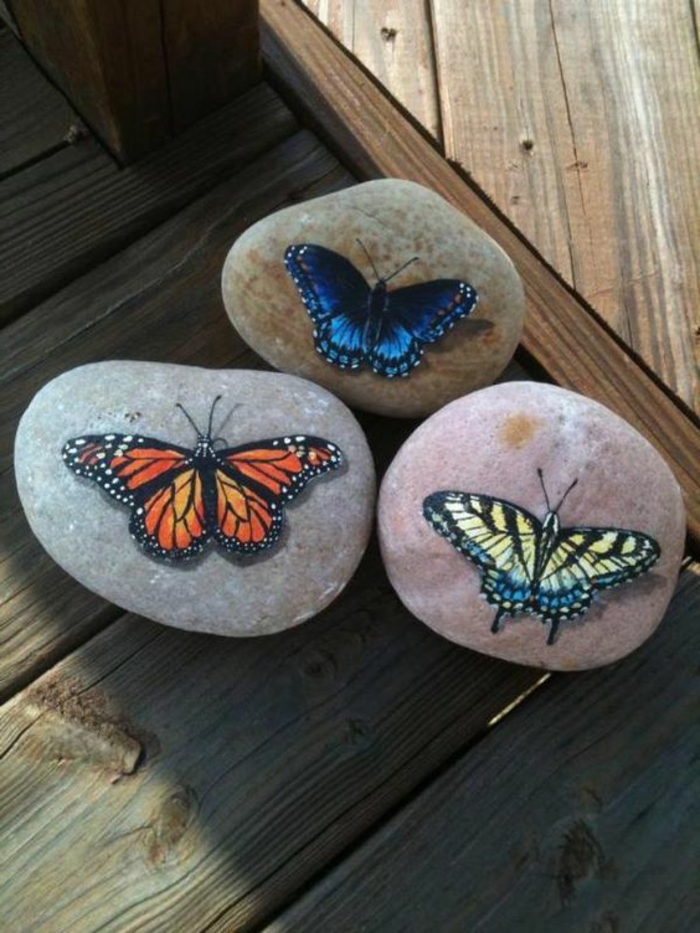 peinture sur galet, papillons colorés effet 3 d 