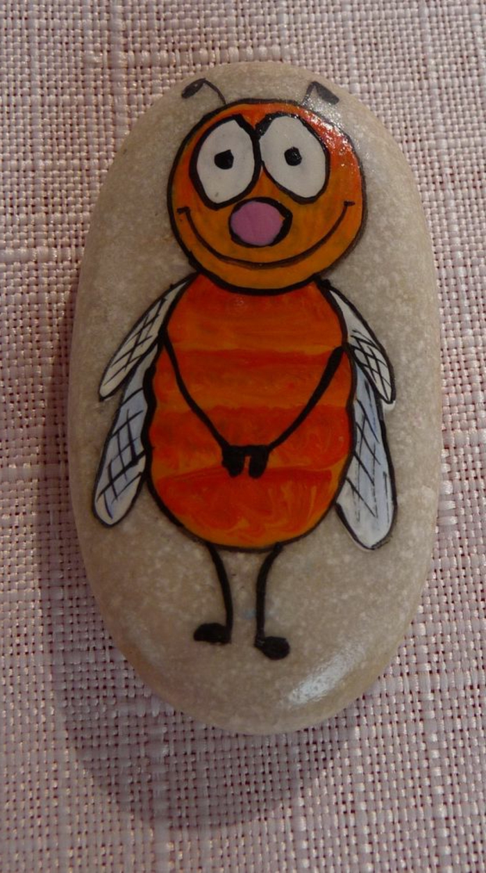 peinture sur galets, abeille orange sur galet blanc 