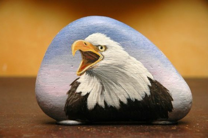peinture sur galet, dessin d'aigle sur une pierre 