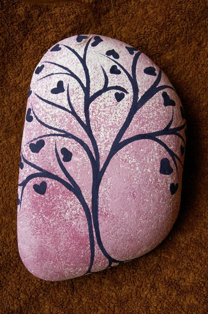 peinture sur galets, un arbre noir sur une pierre lilas 