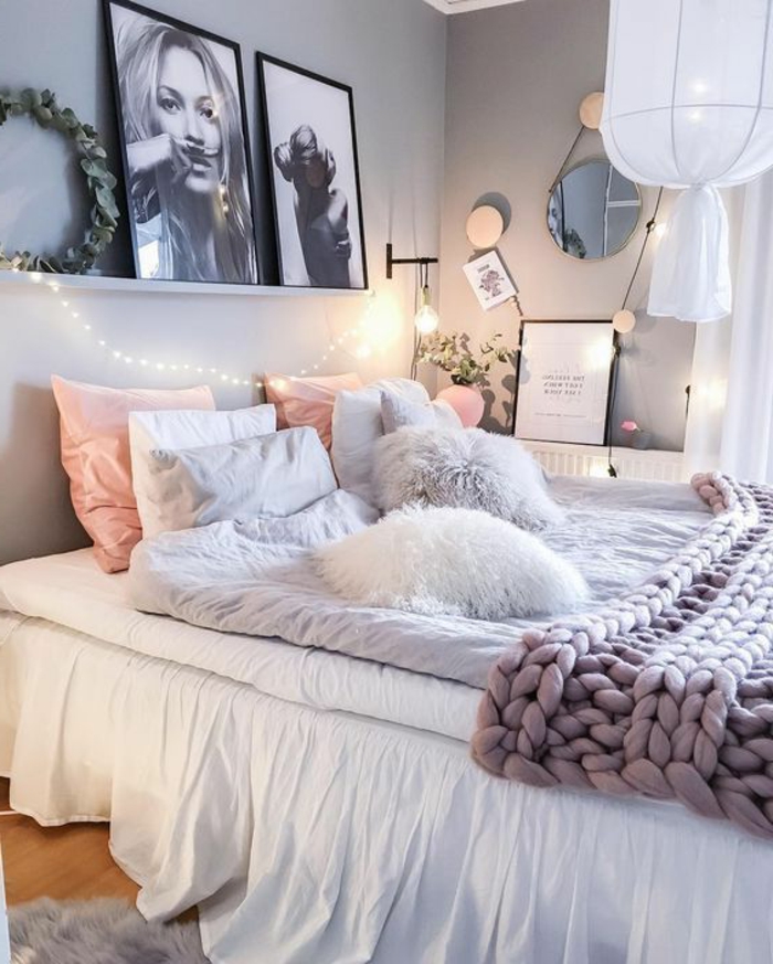 decoration chambre fille, coussins rose quartz, plaid rose, linge de lit blanc et gris, suspension diy, deco murale photographie, parquet clair