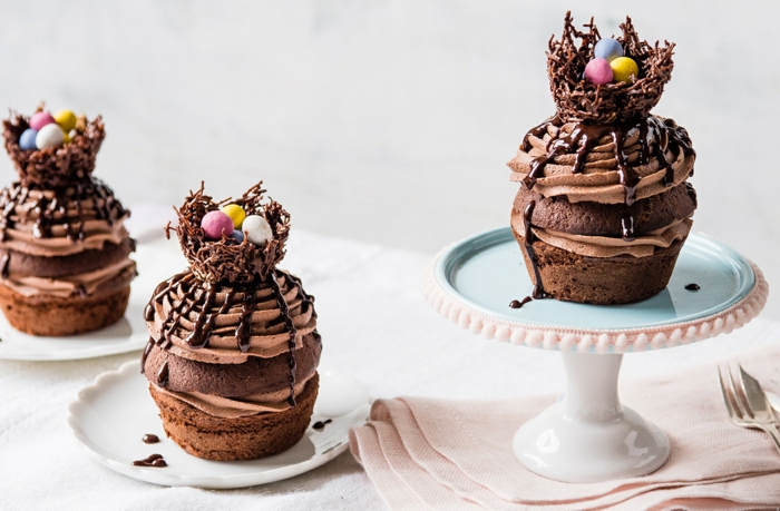 petit nid de paques, dessert cupcake au chocolat avec nid de chocolat au pic, rempli d oeufs au chocolat colorés