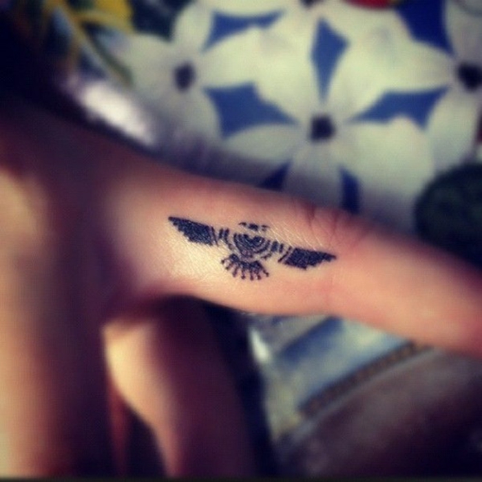 un tatouage sur le doigt minimaliste, tatouage homme à motif oiseau