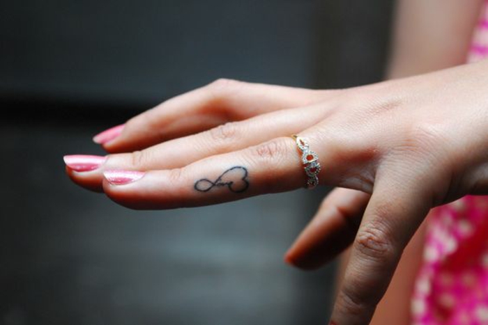 symbole d'infini et petit cœur, tatouage doigt subtil et raffiné