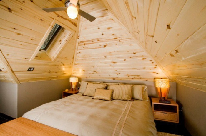 déo chambre sous pente, lambris, couverture de lit, coussins beige, table en bois, amenagement des combles, style rustique