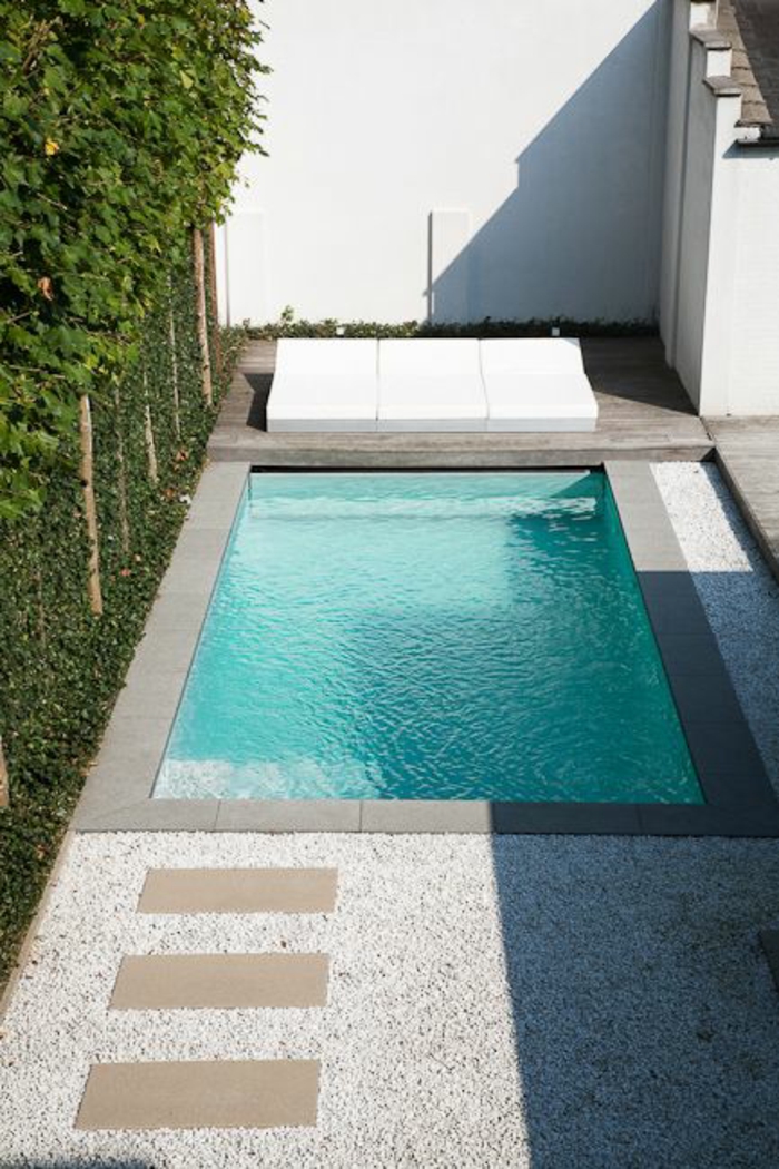 petite piscine au design simple et épuré, contour piscine en béton et gravier