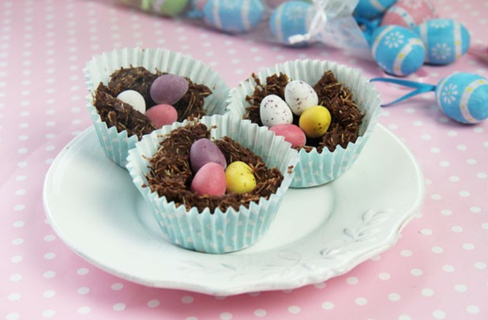 petits nids de paques dans des moules à muffins, mélange chocolat avec des oeufs sucrés dans le nids, recette dessert paques
