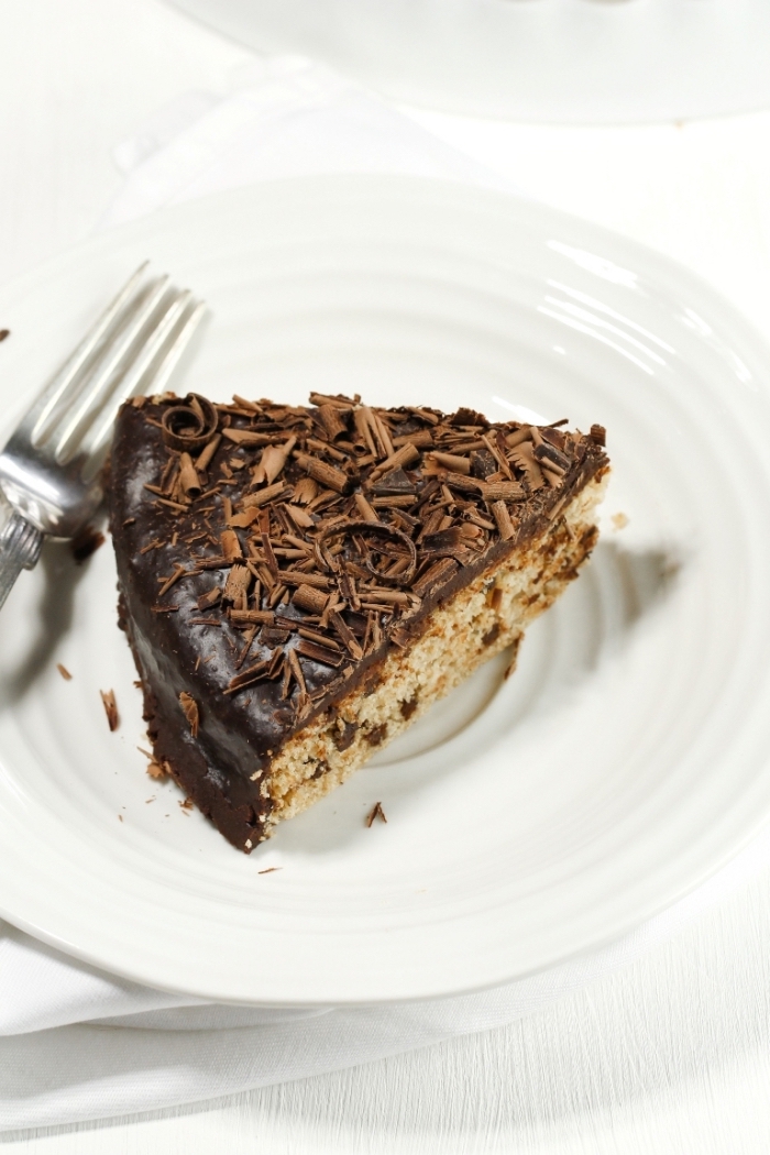 exemple de gateau sans oeuf sans lait, comment servir un gâteau chocolat, idée gâteau au chocolat et noix râpés