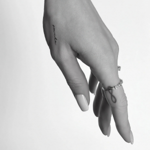 photo blanc noir tatouage poignet doigts bijoux lettres
