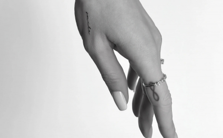 photo blanc noir tatouage poignet doigts bijoux lettres