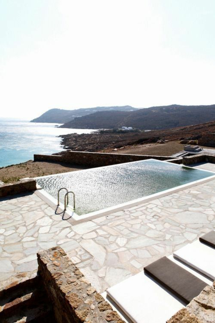 merveilleuse piscine qui bénéficie d'une vue panoramique, entourage piscine en pierre naturelle