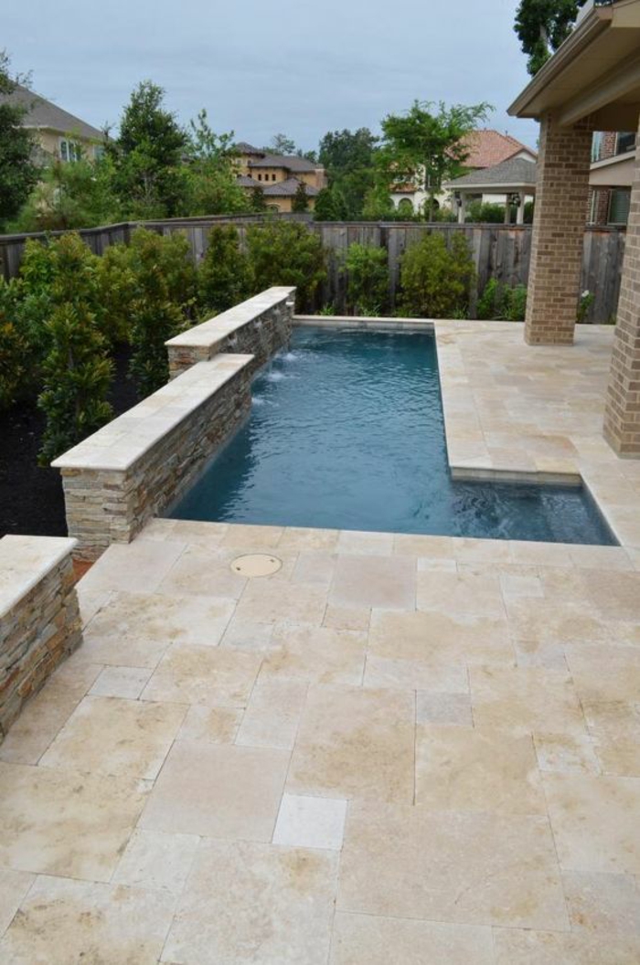 piscine géométrique aux lignes élégantes, entourage piscine en pierre