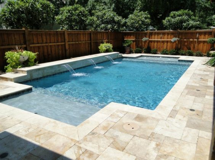 une piscine géométrique aux lignes élégantes, piscine avec cascades, entourage piscine en pierre naturelle