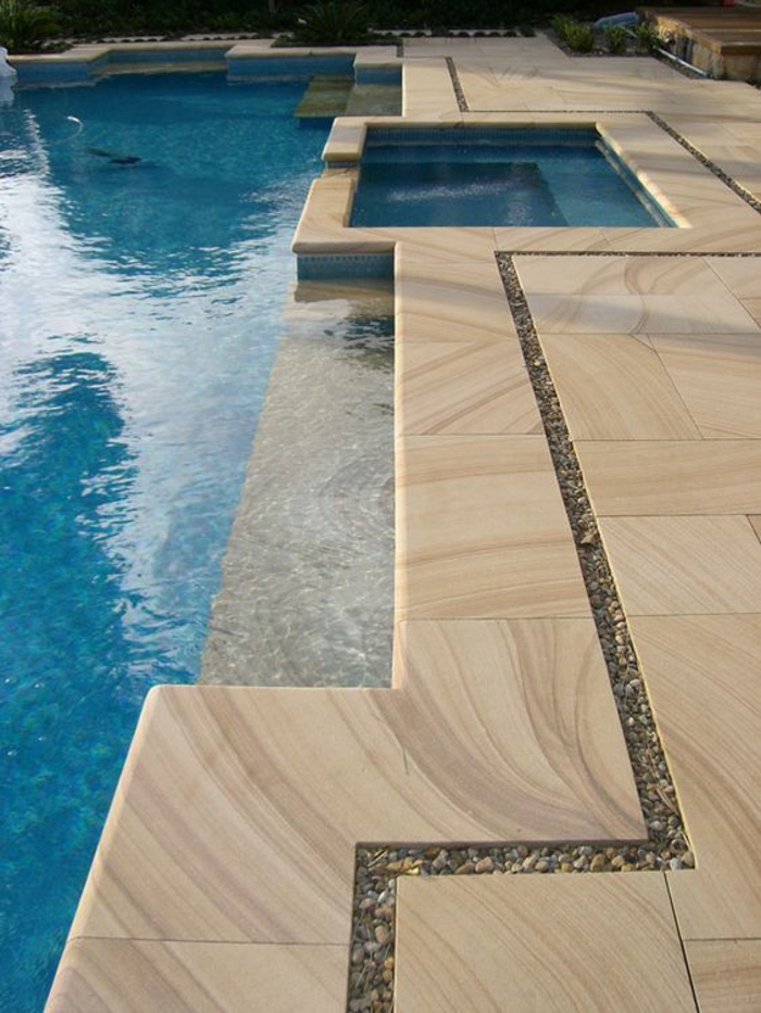 entourage piscine en pierre effet sable, piscine géométrique aux lignes élégantes