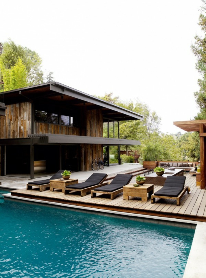 une plage de piscine en bois pour un aspect nature, un entourage piscine dans l'esprit de la villa 