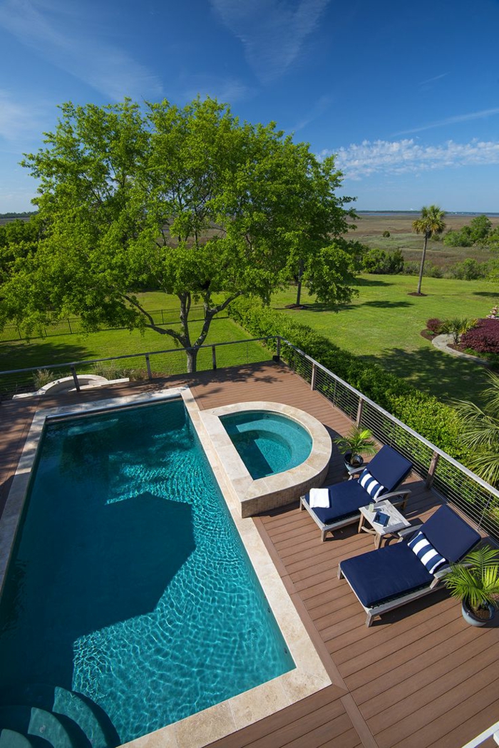 piscine surélevée, terrasse en bois autour de la piscine, petit basin, nature, jardin vert