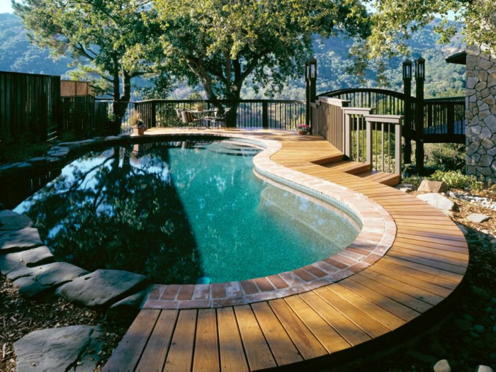piscine hors sol bois, clôture en bois, lanterne de jardin, terrasse de piscine en bois