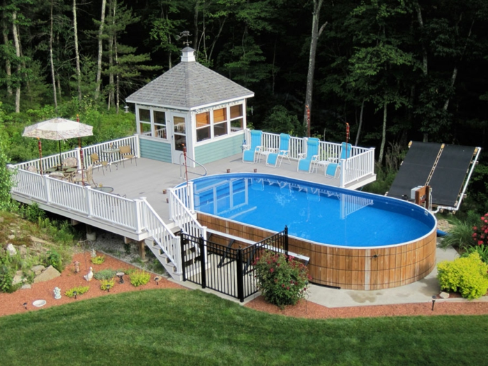 piscine hors sol bois, terrasse de piscine en bois, rampes blanches, grand jardin