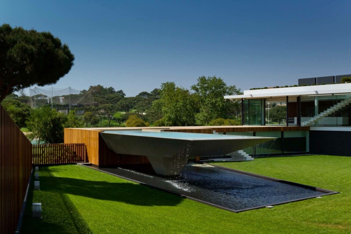 piscine surélevée, grand jardin, clôture en bois, cascade d'eau, plateforme en bois