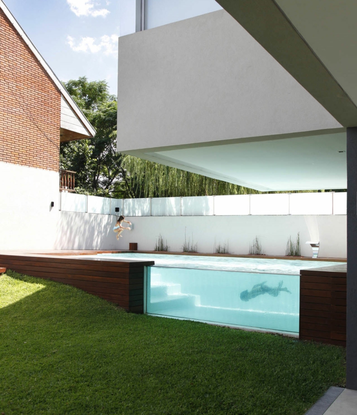 piscine hors sol profonde, terrasse de piscine en bois, gazon, piscine en verre