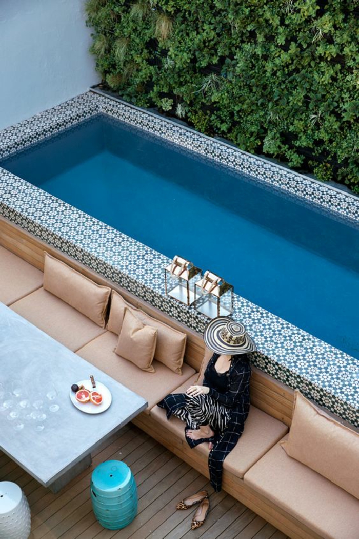 jolie piscine hors-sol avec margelle en carreaux décoratifs, contour piscine en carreaux 