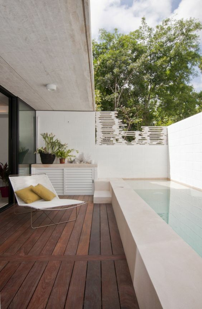 petite piscine hors-sol, terrasse en bois et contour piscine en béton
