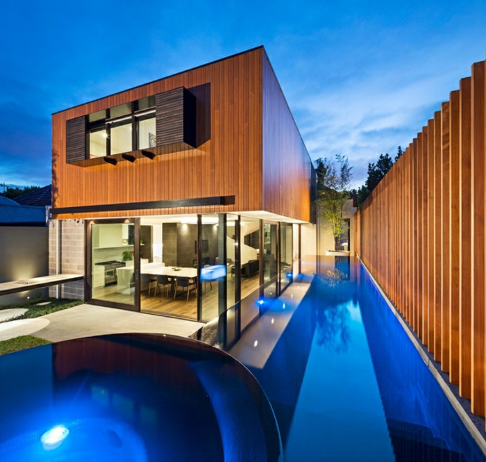 piscine hors sol, maison en bois, clôture en bois, éclairage de piscine en bleu