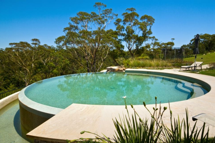 piscine hors sol ronde, transat, arbres verts, grand jardin, piscine extérieur