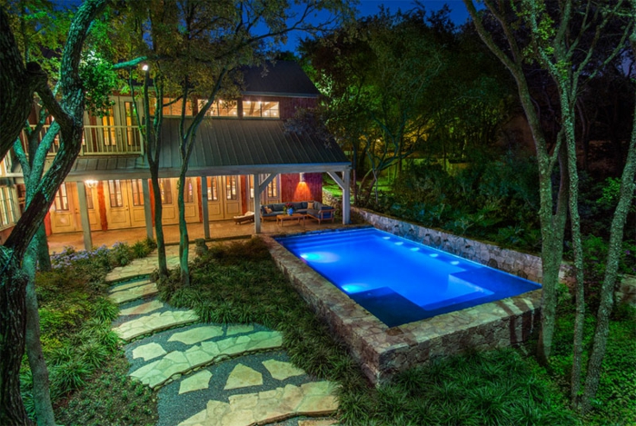 piscine hors sol, maison en bois, éclairage de piscine en bleu, salon de jardin en bois