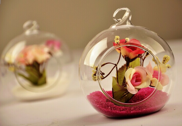 terrarium plante, sable rose, boule en verre à suspendre, terrarium bocal