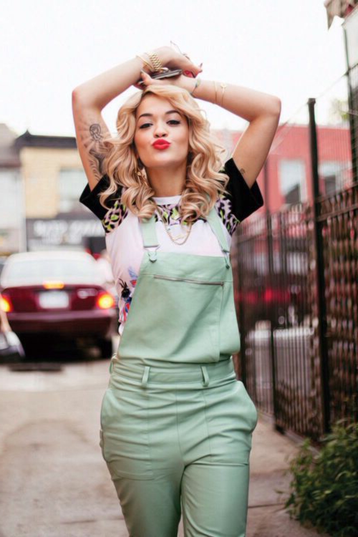 look salopette vert, lèvres rouge, montre en or, cheveux bouclés, Rita Ora