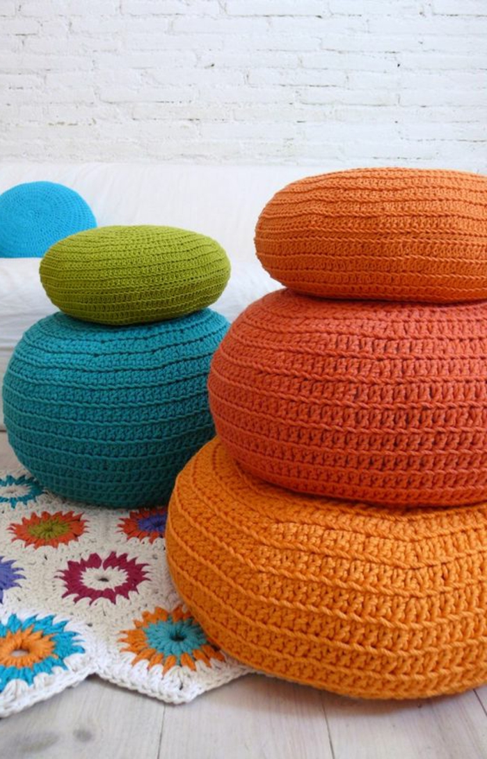 fabriquer un pouf, décoration en crochet, tapis blanc avec fleurs multicolore