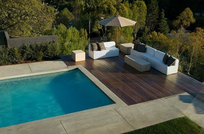 terrasse de piscine en bois et contour piscine en pierre reconstituée, plage de piscine bi-matériel