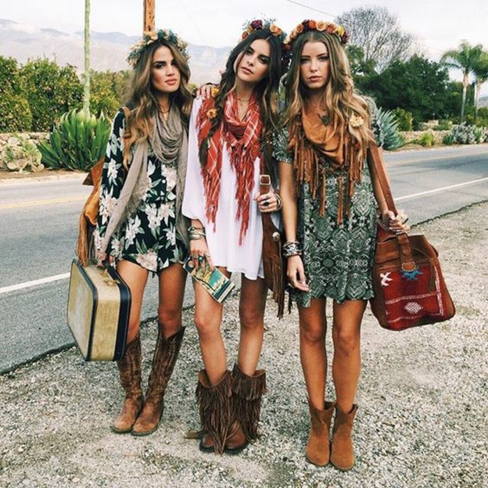 trois filles avec robes et coiffure bohemes dans la rue couronne de fleurs