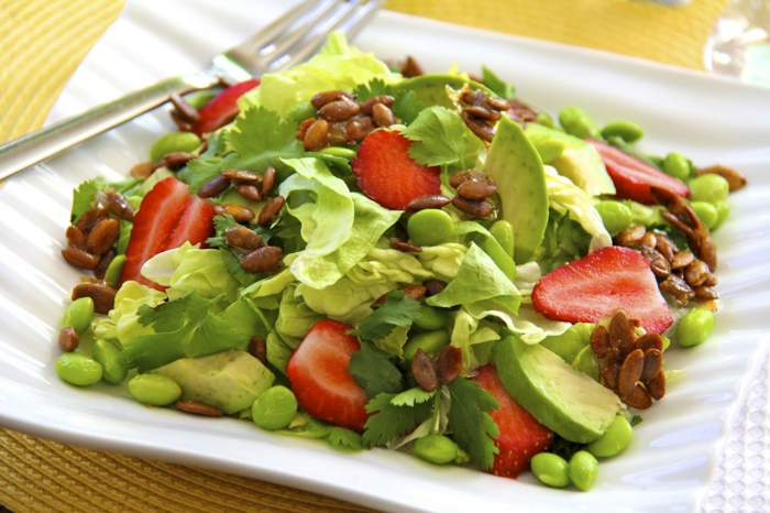Les salades composées – cool idée comment préparer - les fraises se combinent bien avec tout