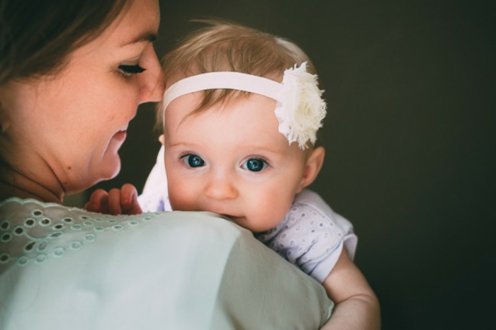 tenue de ceremonie, chemise verte en dentelle, ruban blanc pour la tête