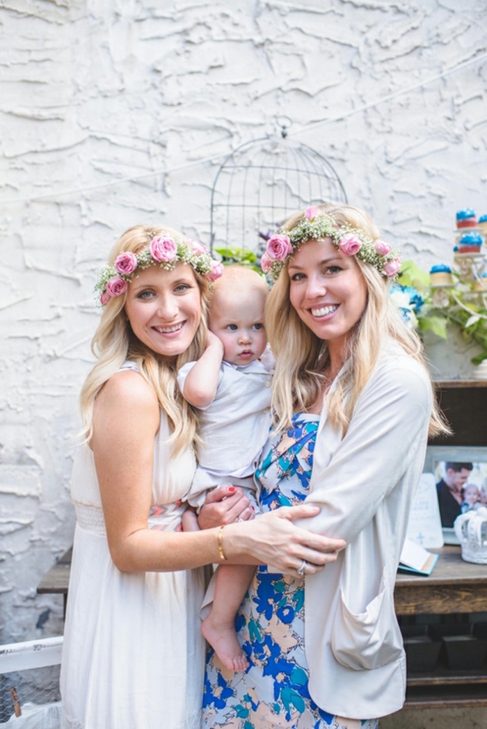 robe pour bapteme, gilet blanc, robe à motifs floraux, couronnes en fleurs, tenue de ceremonie boho style